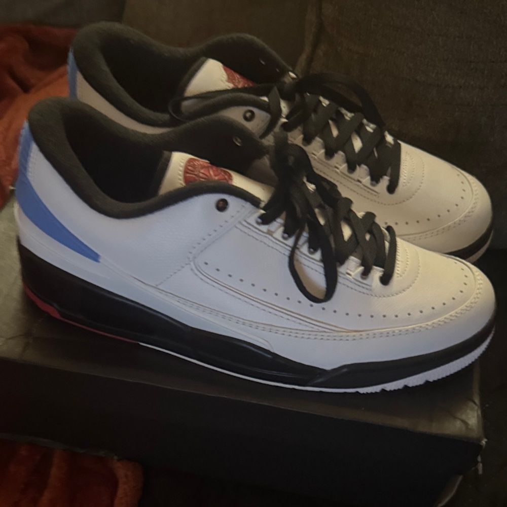 Nike White and Black Sneakers with Blue Accent